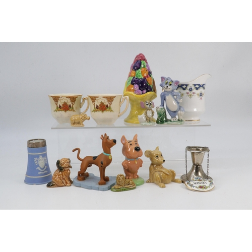 282 - A quantity of ceramic ornaments to include Wade Tom and Jerry etc