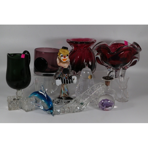 301 - A selection of decorative glassware to include custard cup, Whitefriars Pear paperweight, glass shoe... 