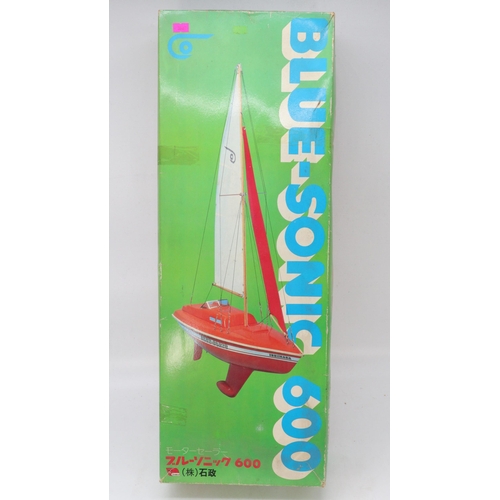 312 - Blue Sonic 600 model boat boxed