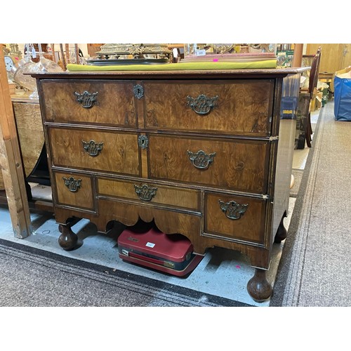 334 - A William and Mary style chest of drawers (measures approx. L110cm x D60cm x H88cm)