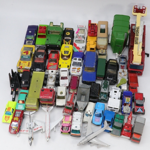 389 - Quantity of matchbox diecast vehicles in varied played with condition and others