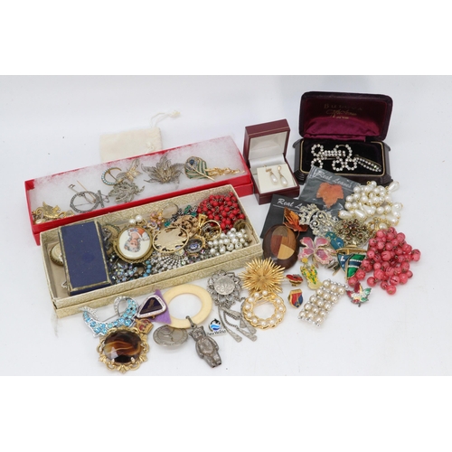 212 - A selection of vintage to later costume jewellery brooches, buckle etc