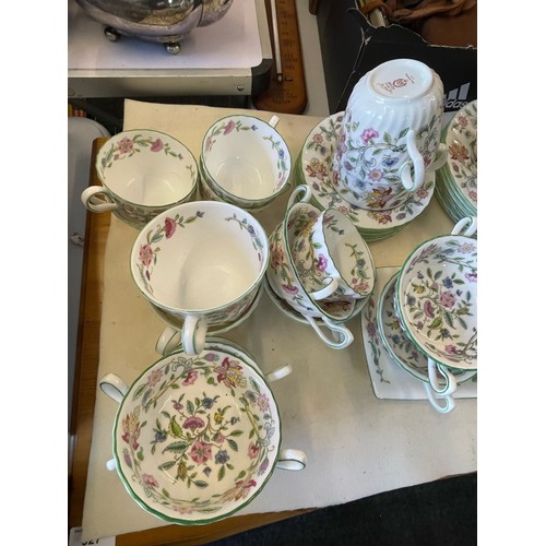 326 - Large quantity of Mintons Haddon hall table ware