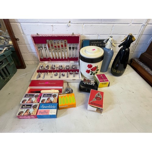 429 - Vintage glasses and wire holder, boxed cutlery set, pifco blender etc untested (crates not included)