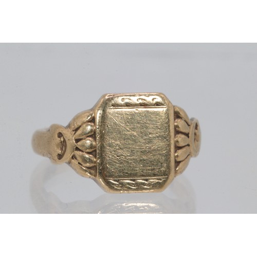 181 - A heavy 9ct gold signet ring (approx. weight 8.7g)