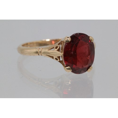 188 - 9ct gold garnet set ring