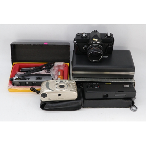 371 - Cameras, Vivatar 742XL with original box and packaging together with a Kodak instamatic 50, Praktica... 