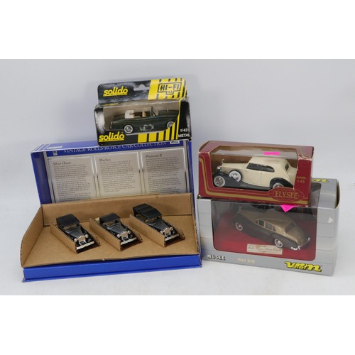 68 - Corgi toys, diecast Rolls Royce Silver Shadow 273 with Take off wheels and Golden Jacks with box. Di... 