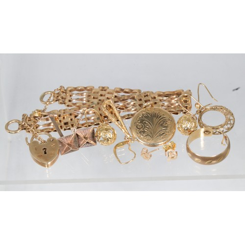 208 - A 9ct gold padlock bracelet, together with a 9ct gold locket pendant, and a selection of gold earrin... 