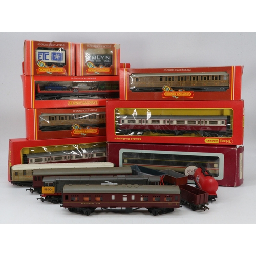 118 - Hornby R477, R478 and a similar loose together with, R.427, R428, R124 transporter, Dipole coach R12... 