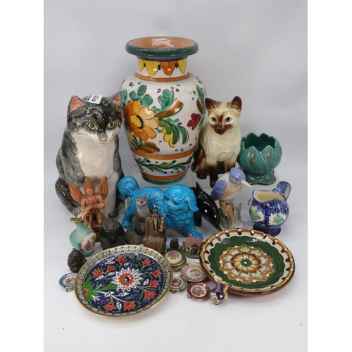 145D - A selection of assorted ceramics to include Babbacombe tall pottery cat, blue china temple dog, othe... 