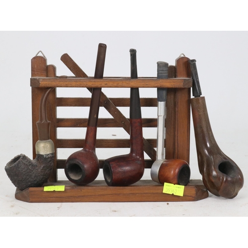 30 - Vintage quantity of pipes and a small rack in the form of a gate