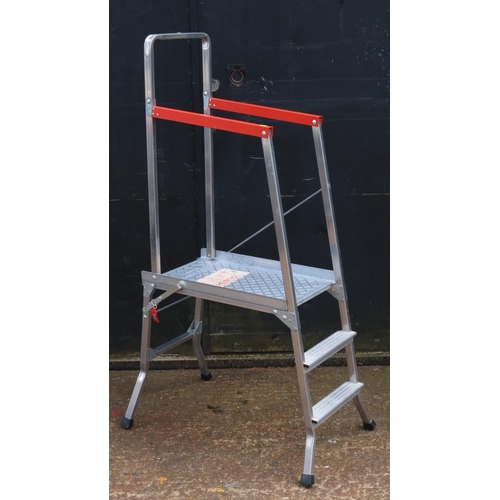 76 - A decorators ladder with a maximum height of 60cm