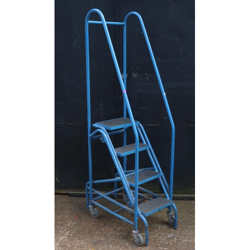 77 - A moveable step ladder with 4 steps to a height of 90cm. Safety rails to sides.