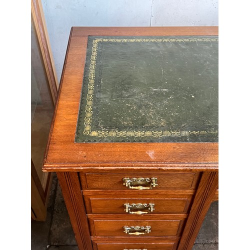 131 - Edwardian desk with green leather inset top approx. w 122cm x D 53cm x H 77cm