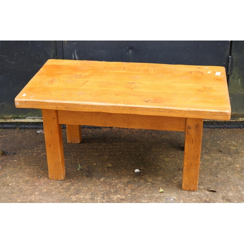 141 - An oak coffee table measuring approx. 90w x 50d x 45cmh