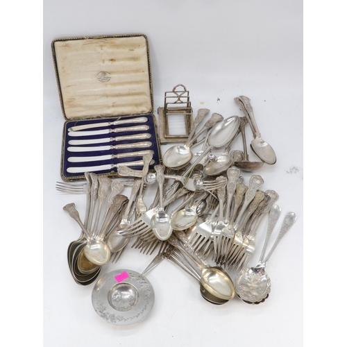 47 - Good quantity of silver plated cutlery mainly kings pattern, a silver plated pair of berry spoons, s... 