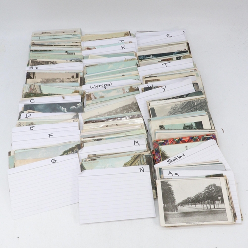 618 - Quantity of postcards depicting places in the UK