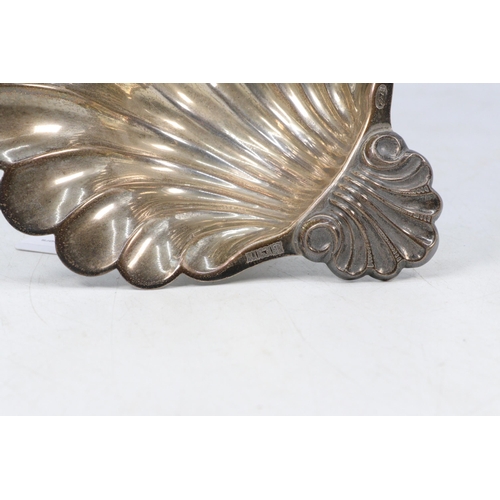 17 - A silver hallmarked clam dish on decorative fish and rock base (approx. weight 218g)