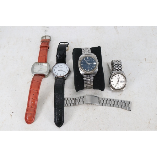 31 - Automatic Seiko together with one other Seiko and two Quartz watches