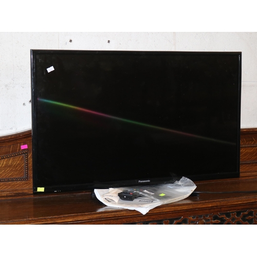 55 - Panasonic model TX32ES400B 32'' LED tv with remote and instructions (trade/spares/repairs)