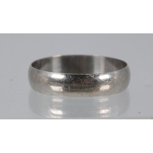 160 - 9ct white gold band approx. 2.6g, approx. size V/W