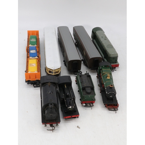 306 - Quantity of loose 00 gauge carriages and engines to include Triang, Lima etc