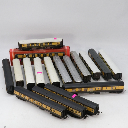 315 - Assortment of 00 guage loose Pullman coaches together with a boxed Hornby carriage, some wear to pac... 