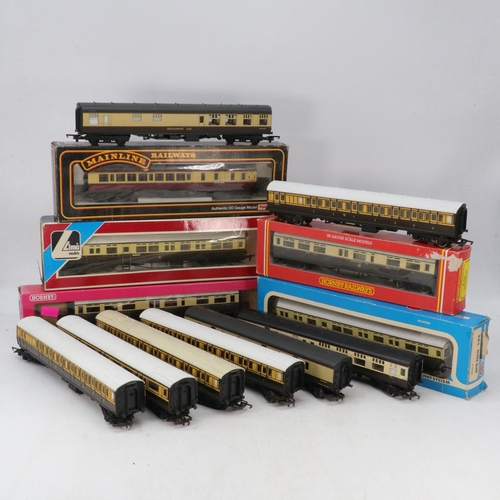 317 - Assorted boxed and loose 00 gauge carriages to include Airfix, Lima, Hornby etc