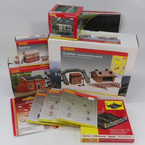 540 - Hornby Trakmat accessories pack, boxed Country Police Station, the old toll house, Signal box, r564 ... 