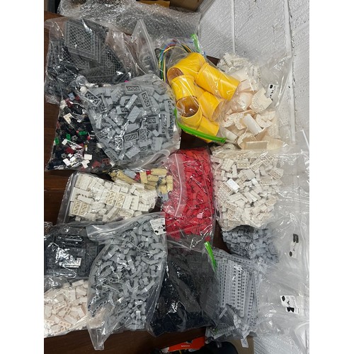 579 - Selection of unboxed mainly Lego, loose parts, bricks, special pieces etc