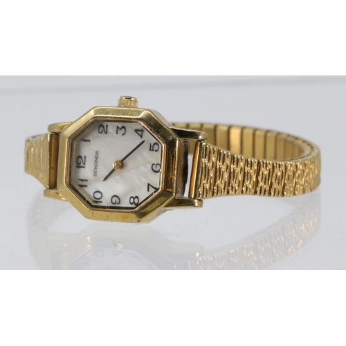 32 - Sekonda gilt metal cased wristwatch