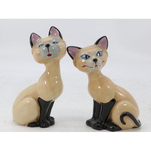 121 - Wade Disney blow up Si and Am cats approx. 13.5 cm high