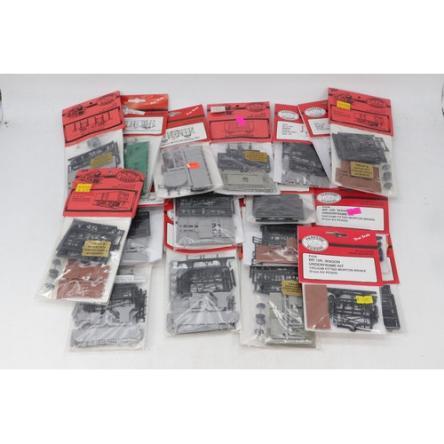 323 - 18 unused Parkside Dundas OO gauge railway kits, various wagons etc