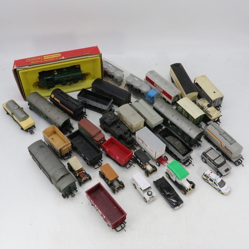 341 - A quantity of mixed loose carriages and a boxed Hornby locomotive R515