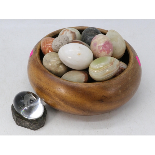 372 - Quantity of onyx and stone decorative eggs in wooden bowl