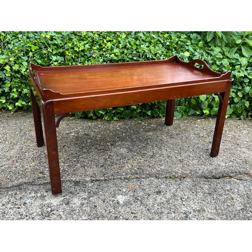 515 - Oriental hardwood coffee table with removable butlers style tray