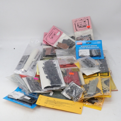 517 - Selection of railway kits and loose accessories to include Ian Kirk, Wills, Cooper Craft, Ratio trac... 