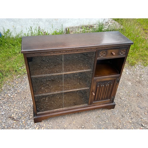 546 - Oak reproduction bookshelf with glass sliding doors