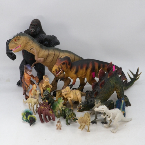 550 - Quantity of dinosaurs and king kong together with larger dinosaurs