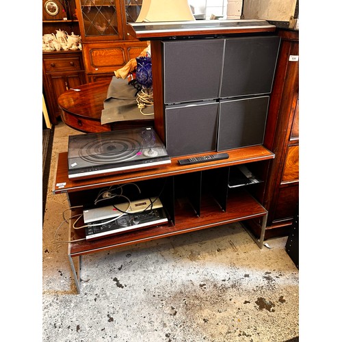 526 - Bang and Olufsen beogram 2402 record deck, together with becord 2400 and beomaster 2400-2 and 2 B&O ... 