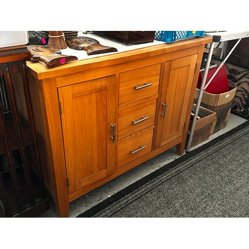 412 - Pair of small modern oak sideboards fitted three centre drawers with cupboards to either side (measu... 