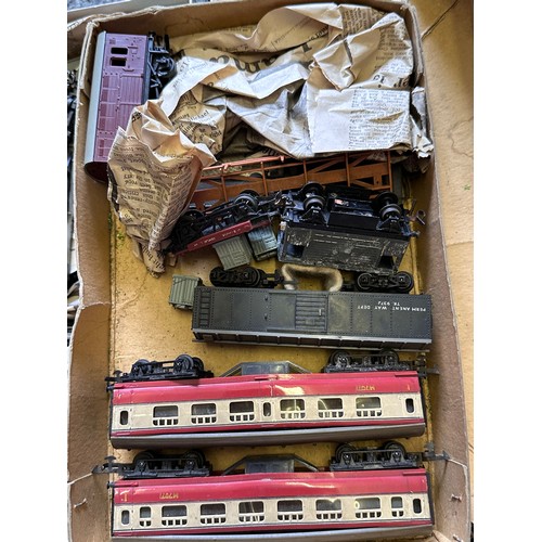 551 - Good quantity of assorted 00 gauge carriages, wagons and broken parts and accessories etc