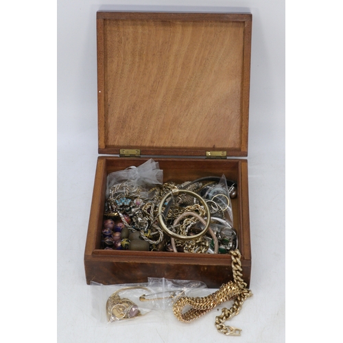 235 - Selection of assorted costume jewellery to include bracelets, chains, dress rings etc