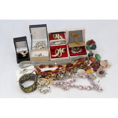 243 - A quantity of costume jewellery to include necklaces, brooches etc