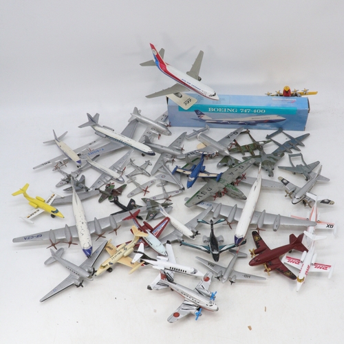 442 - Two trays of assorted diecast and plastic model planes