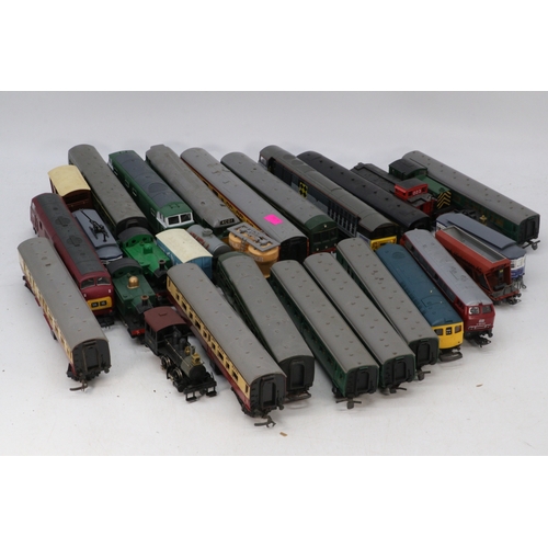 477 - Quantity of loose 00 gauge engines and carriages