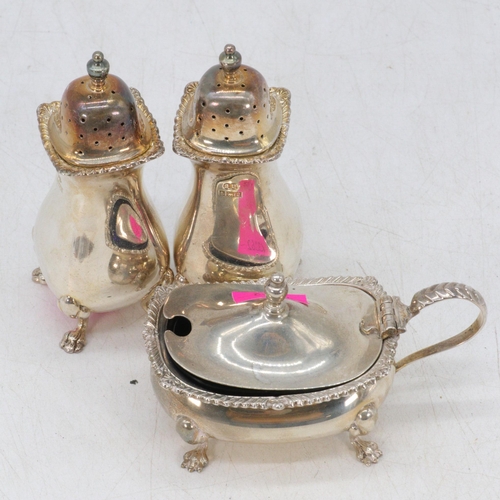 8 - A pair of silver pepperette and a similar mustard pot with blue glass liner (weight without liner 21... 