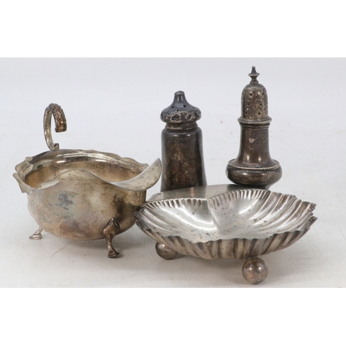 39 - Silver sauce boat, clam dish and pepperettes (approx. weight 230g)