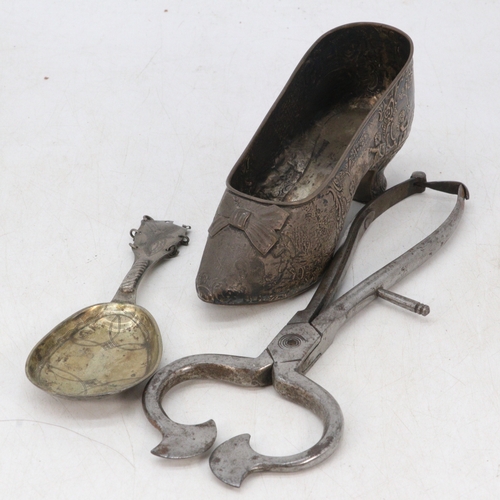 52 - Antique plated shoe decorated with embossed cherubs together with a continental silver spoon and a p... 